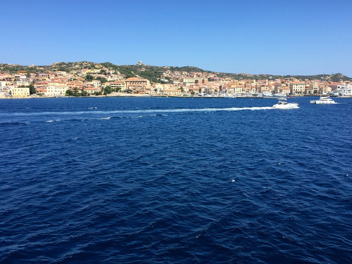 Noleggio barche private a La Maddalena: come organizzare la giornata